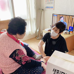 가정2동 지역사회보장협의체, ‘한땀 한땀’ 정성 담은 ‘손뜨개’ 카네이션 달아드려