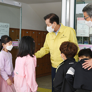 강화군, 갑룡초등학교에 방역물품 전달
