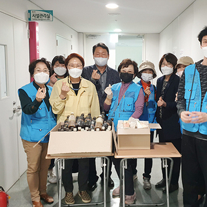 동춘1동 주민자치회, 코로나19 예방접종센터 자원봉사자에 격려물품 전달